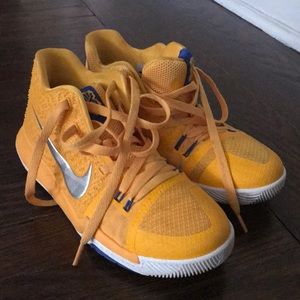 Boys Nike sneaker - size 5